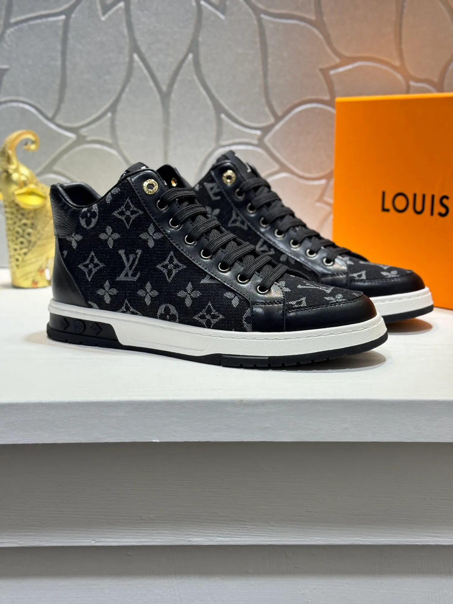 Men's shoes 💰420 [New style] 🐛🐛Top original order - Louis Vuitton®️ Trendy and fashionable yet low-key men's casual shoes, uppers made of LV denim spliced ​​with cowhide, comfortable and breathable, sheepskin lining, original rubber outsole, two colors available ~ a must-have for stylish men. Size: 38-44 (45 customized